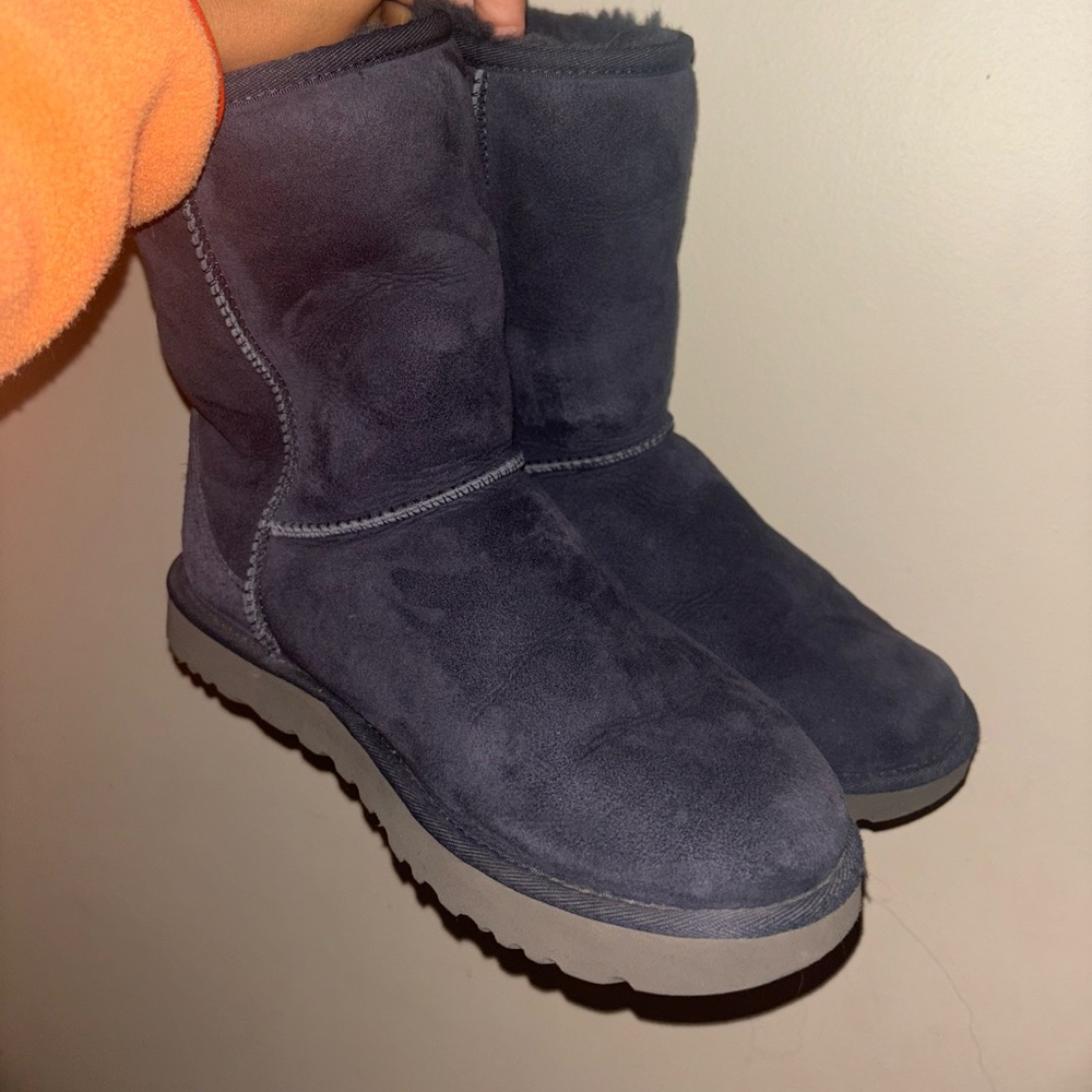 Navy blue uggs  women’s size 10 
Worn a few times like new in great condition